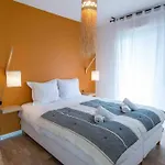 L'Oasis Urbain, Location T4 cosy, 6/8 pers, gare SNCF à 2 pas, + parking privé Appartement