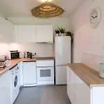 L'Oasis Urbain, Location T4 cosy, 6/8 pers, gare SNCF à 2 pas, + parking privé Nantes